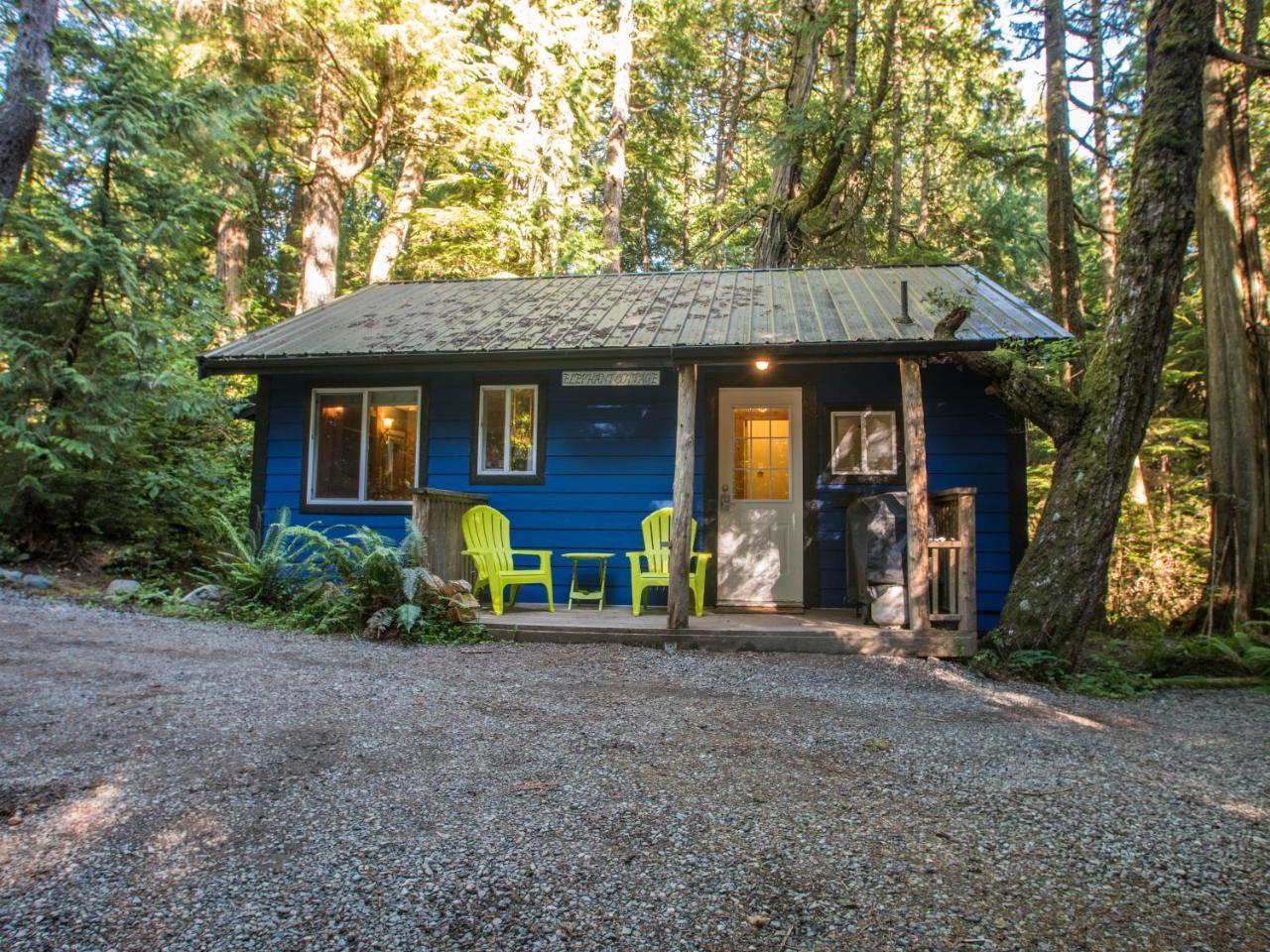 Surfs Inn Rainforest Cottages Ucluelet Exterior photo
